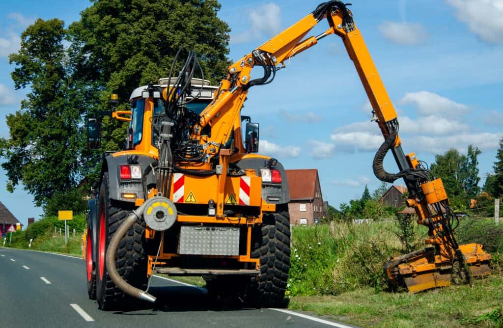 Maintenance,of,the,edge,of,a,road,by,a,brush