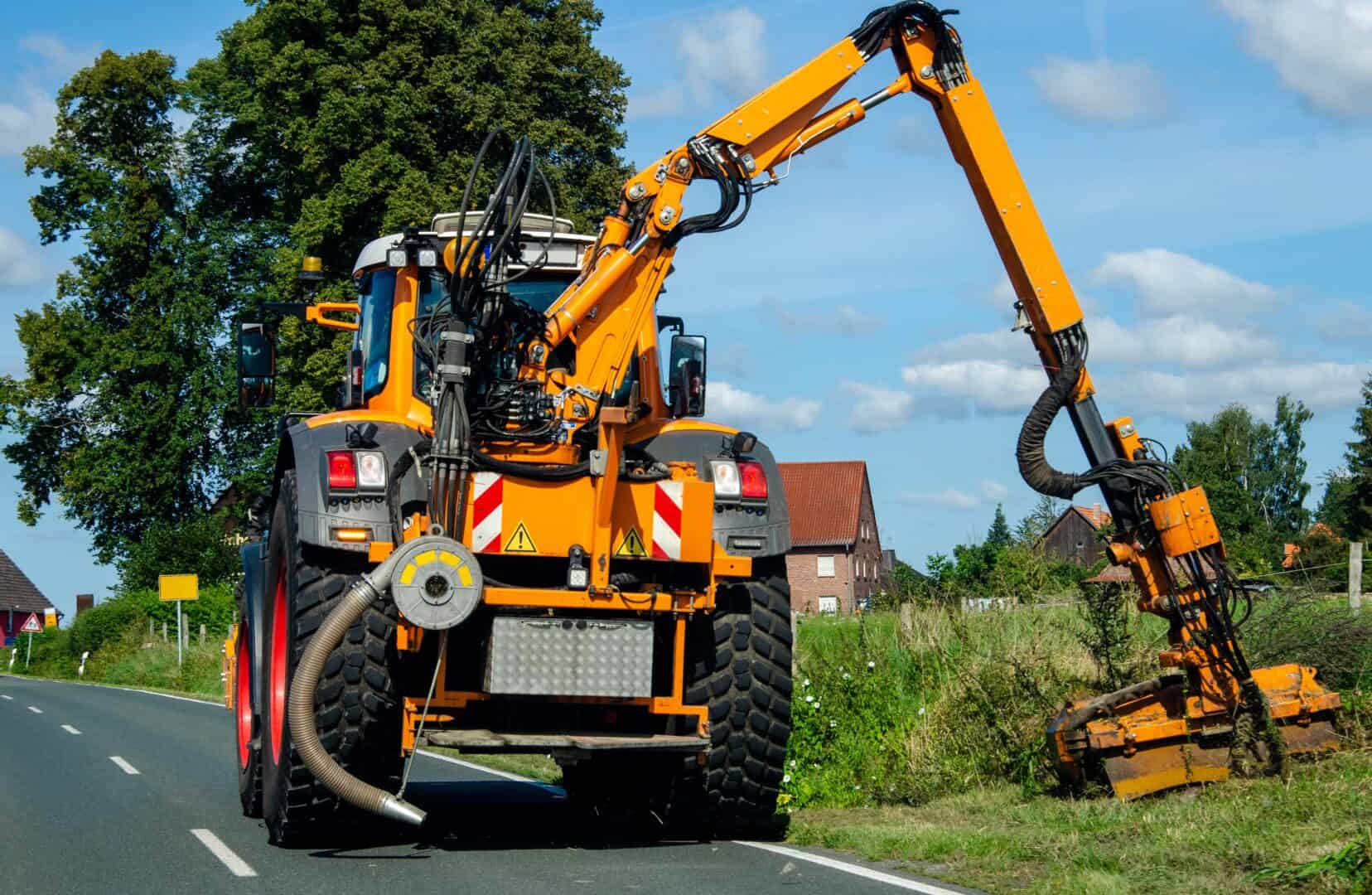 Maintenance,of,the,edge,of,a,road,by,a,brush